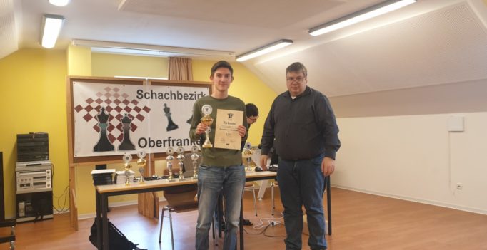 Christoph Sesselmann wird für seine starke Leistung bei der Oberfränkischen Einzelmeisterschaft im Schach in Kronach geehrt: Der Sieler des TSV Bindlachs erreichte den 4. Platz mit 5 von 7 Punkten und einer Elo-Performance von 2118 Punkten.