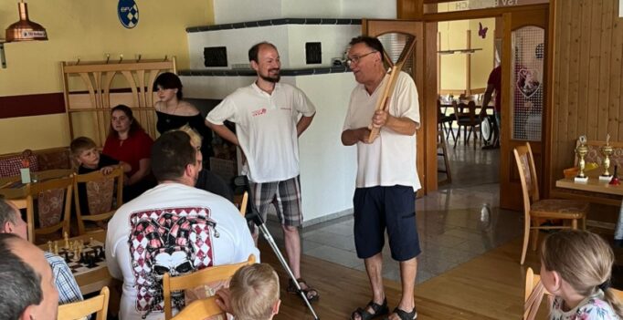 Ehrung von Pavel Cech, Internationaler Meister, bei dem Sommerfest mit einem Bild vom Bindlacher Rathaus