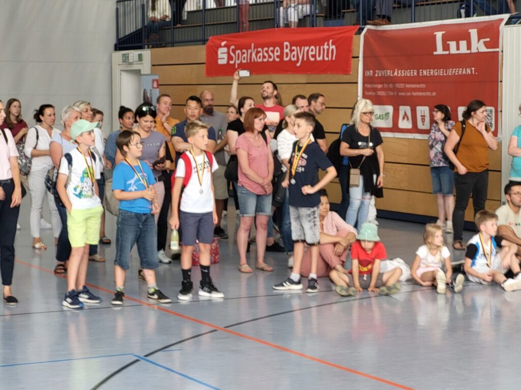 Zuschauer und Teilnehmer der 10. Schacheinzelmeisterschaften der Grundschüler in der Bärenhalle am 24.07.2023