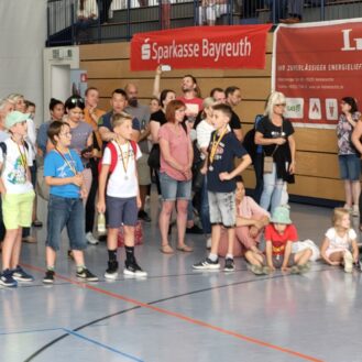 Zuschauer und Teilnehmer der 10. Schacheinzelmeisterschaften der Grundschüler in der Bärenhalle am 24.07.2023