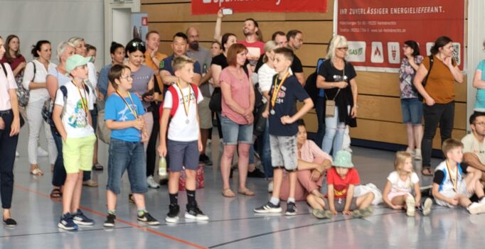 Zuschauer und Teilnehmer der 10. Schacheinzelmeisterschaften der Grundschüler in der Bärenhalle am 24.07.2023