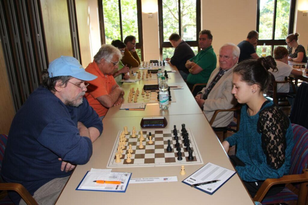Klaus Ponnath spielt Schach beim Schachfestival Wunsiedel.