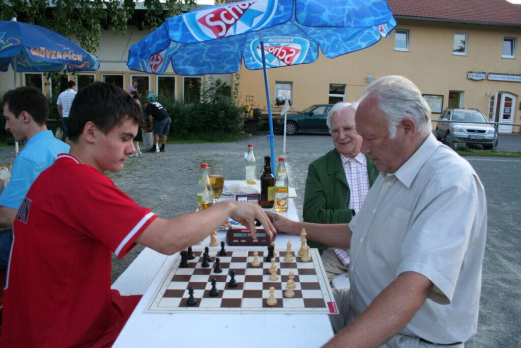 Klaus Ponnath schaut erfreut einer Partie Schach seines auch bereits verstorbenen Schachfreunds Peter Michel zu.